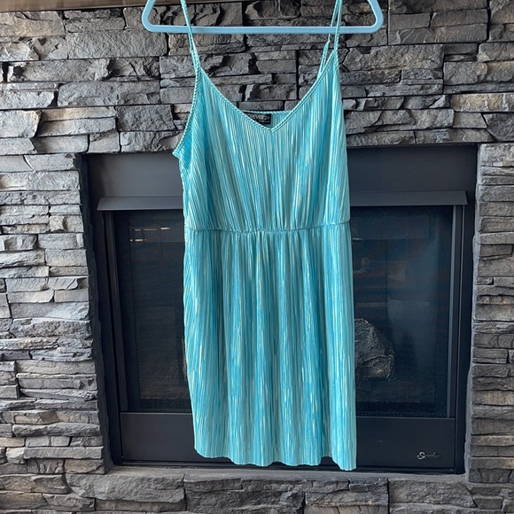 Forever 21 Dresses & Skirts - Beautiful stretchy and shiny summer dress